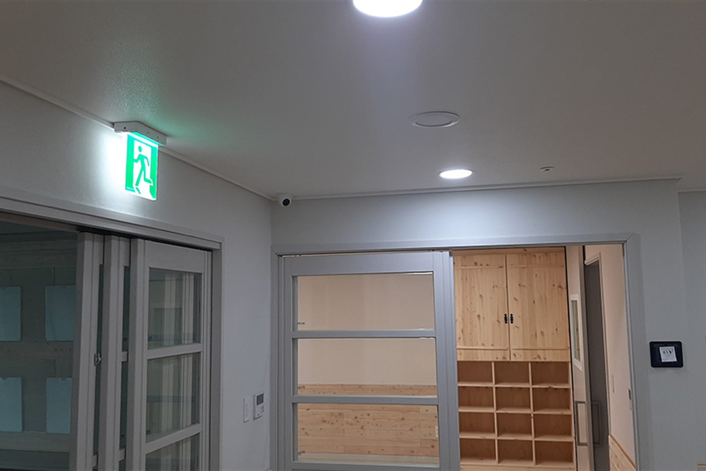 어린이집 출입구에 설치된 CCTV