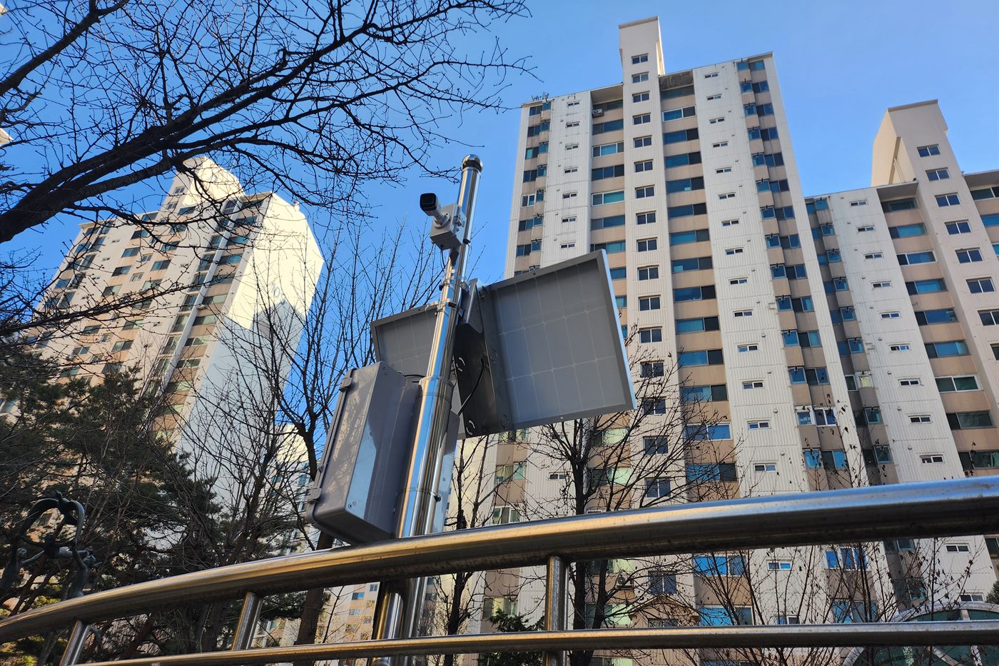 아파트 단지 내 태양광 패널이 결합된 폴 설치형 CCTV